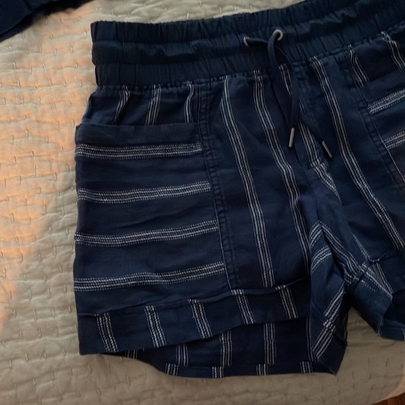 Navy shorts worn once last summer - Picture 3 of 5